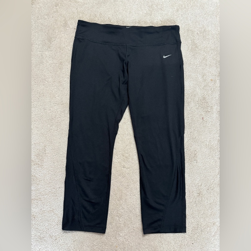 NWOT Nike black capris